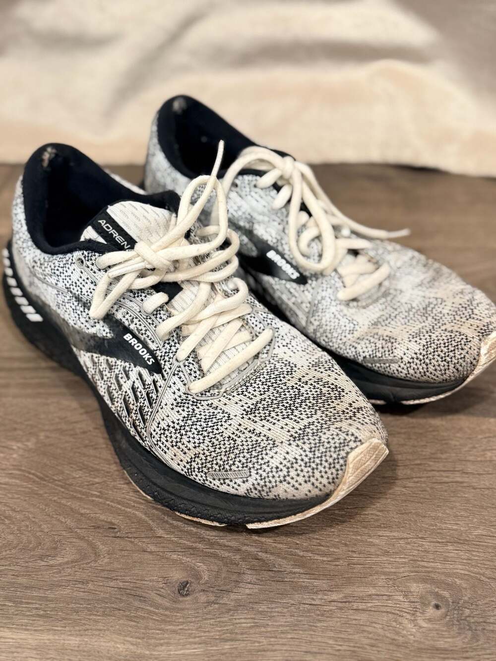 Brooks Adrenaline GTS 21 Running Shoes White Black Grey Men's Size 9